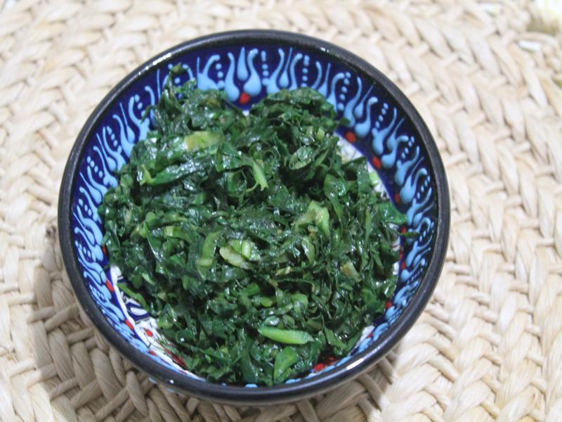 Preparação Essencial: Lave e Pique Suas Folhas para um Sabor Perfeito - inspiração 3