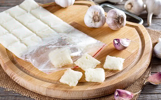 O Atalho Inteligente: Usando o Alho Congelado Direto na Panela - inspiração 1