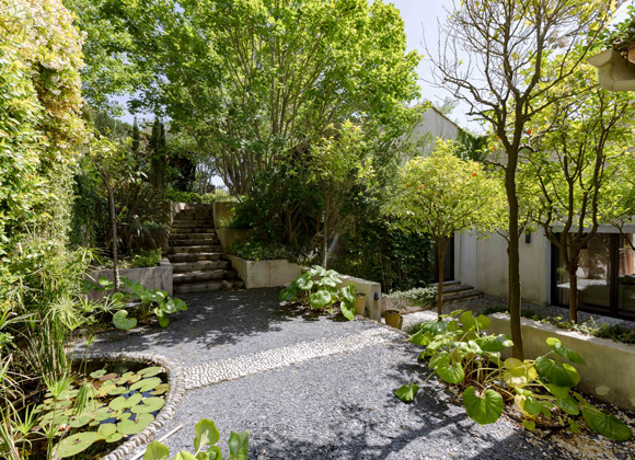 A Importância da Pátina do Tempo em Elementos de Jardim