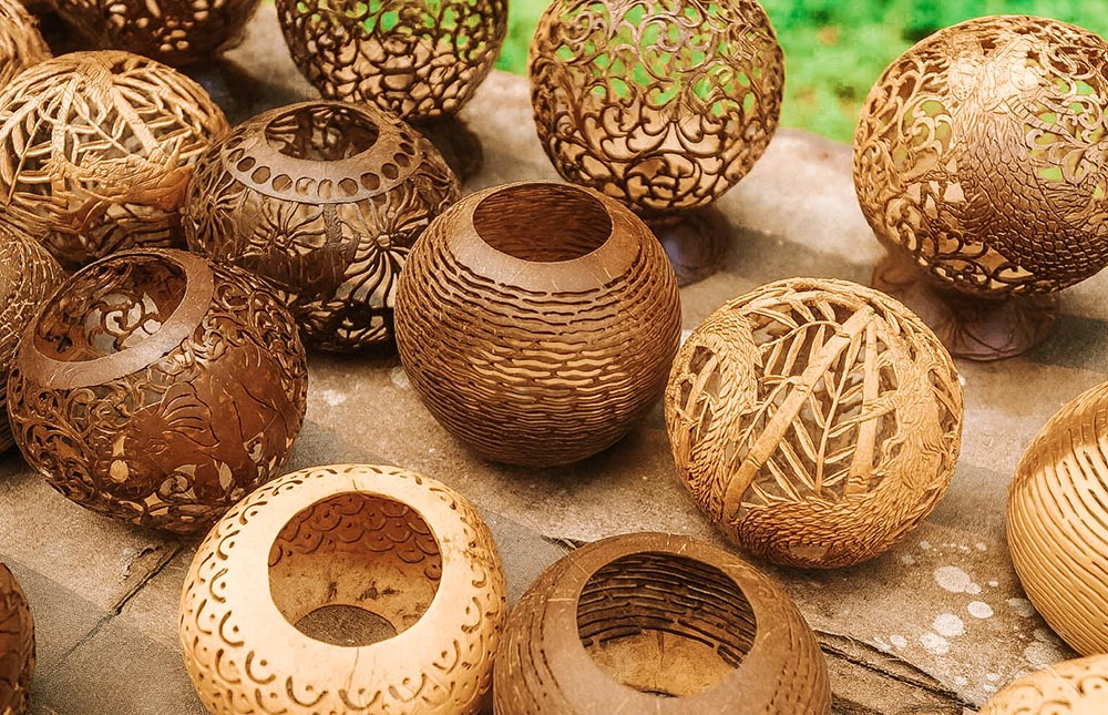 Decoração sazonal com materiais colhidos da natureza