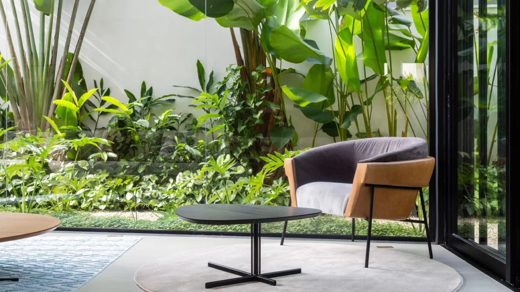 5 ideias de títulos:
1. Arquitetura Biofílica: Como as Árvores Transformam Espaços Urbanos.
2. Os Benefícios Inesperados da Biofilia para a Saúde Mental e Física.
3. Guia Completo: Integrando Árvores e Natureza em Projetos Arquitetônicos.
4. Madeira na Arquitetura: A Conexão Natural que Inspira Design.
5. Fachadas Vivas e Pátios Verdes: Tendências da Arquitetura Biofílica.