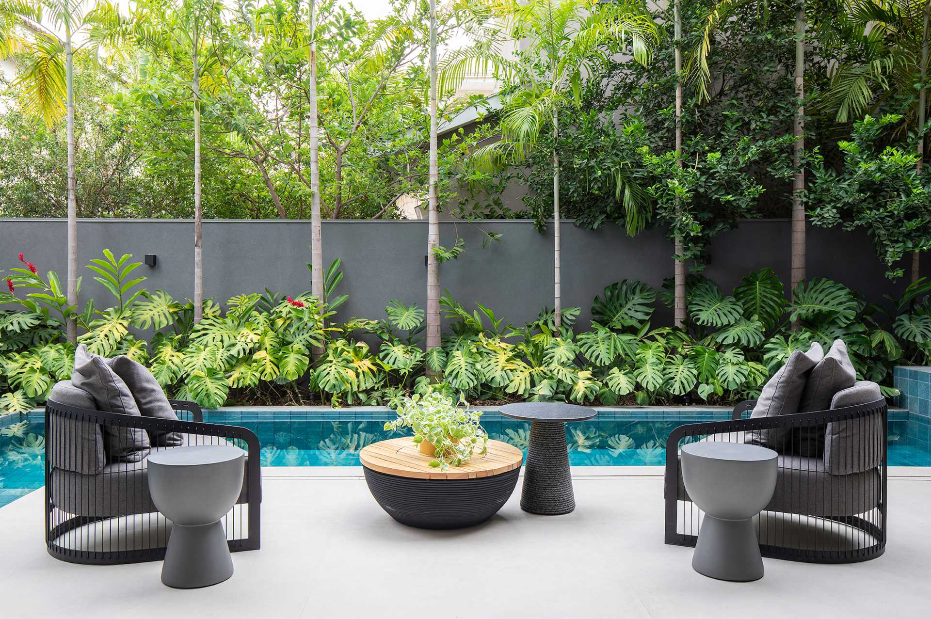 5 ideias de títulos:
1. Arquitetura Biofílica: Como as Árvores Transformam Espaços Urbanos.
2. Os Benefícios Inesperados da Biofilia para a Saúde Mental e Física.
3. Guia Completo: Integrando Árvores e Natureza em Projetos Arquitetônicos.
4. Madeira na Arquitetura: A Conexão Natural que Inspira Design.
5. Fachadas Vivas e Pátios Verdes: Tendências da Arquitetura Biofílica.