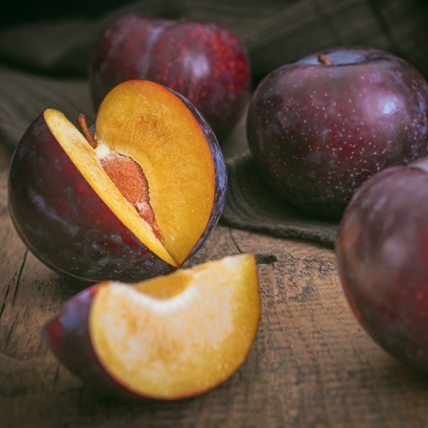 benefícios da ameixa fresca