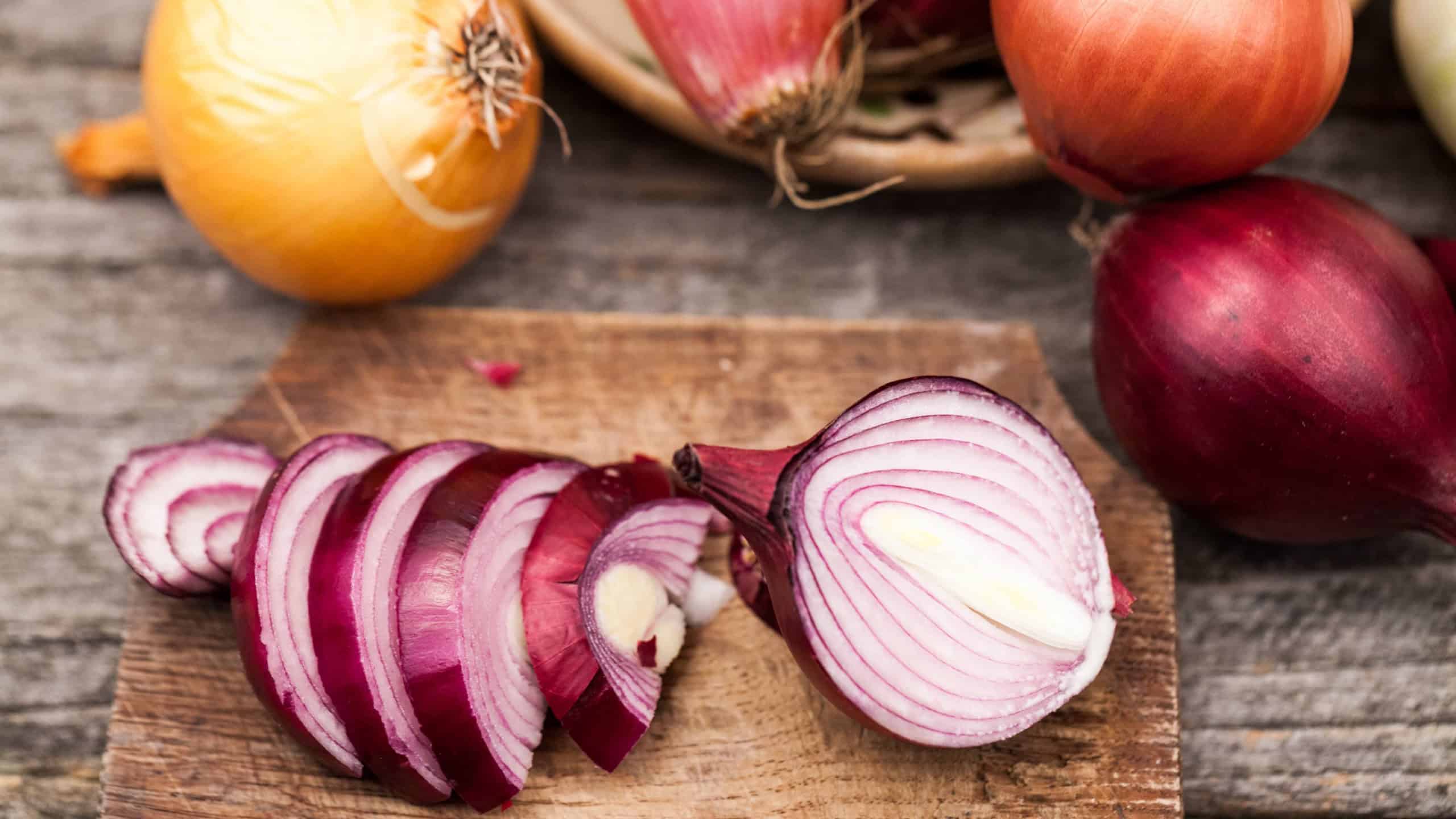 Cebola roxa vs. cebola branca: qual a diferença nutricional?