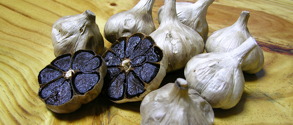 Descubra os segredos do alho negro para uma pele jovem e saudável