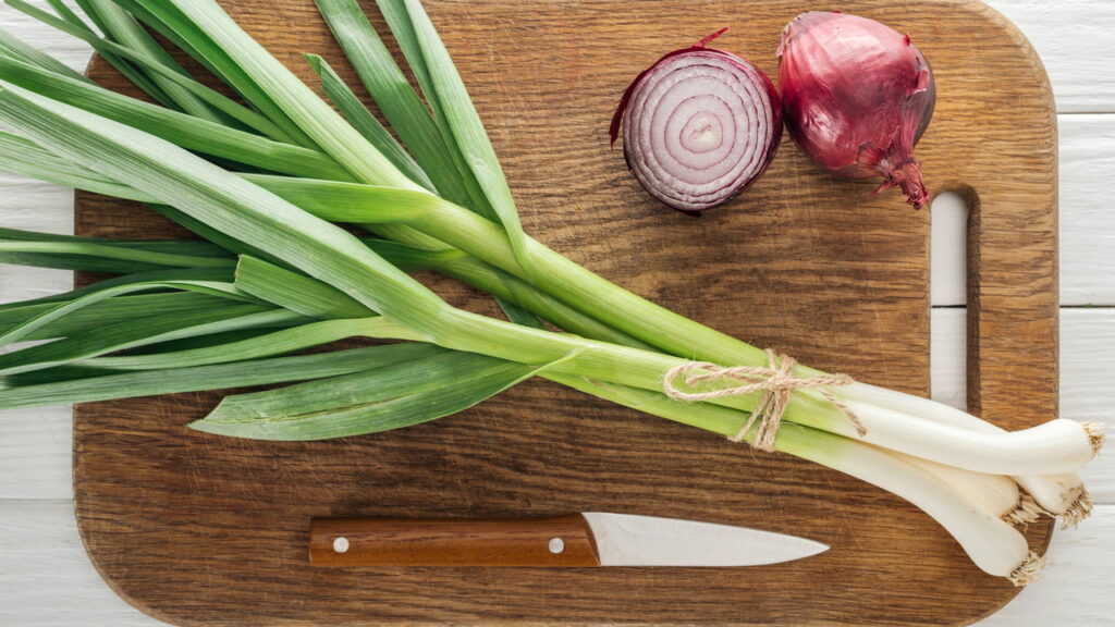 5 ideias de títulos:
1. Alho-Poró: O Superalimento Verde para sua Saúde
2. Descubra os Poderes do Alho-Poró: Da Imunidade à Digestão
3. Alho-Poró na Dieta: Benefícios Incríveis que Você Precisa Conhecer
4. Como o Alho-Poró Pode Transformar sua Saúde Cardiovascular
5. Alho-Poró: Um Aliado Natural Contra o Envelhecimento Precoce