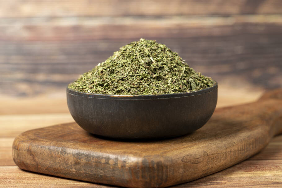 Benefícios do Orégano para a Pele: Uso Tópico e Interno
