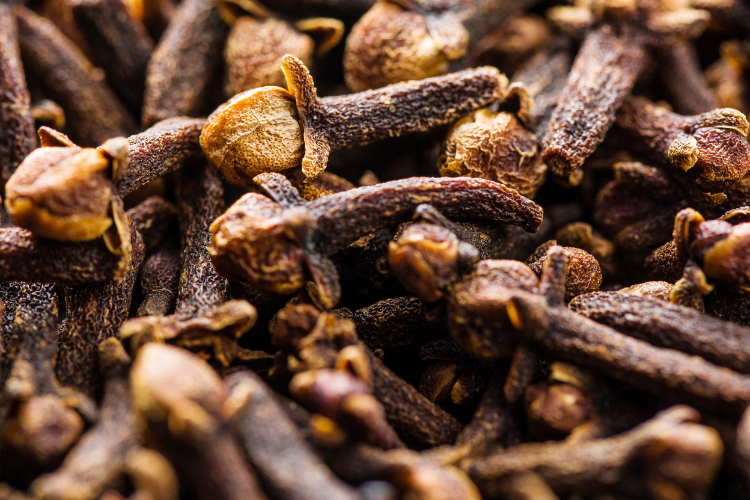 Os perigos ocultos do cravo da índia: Quem deve evitar o consumo?