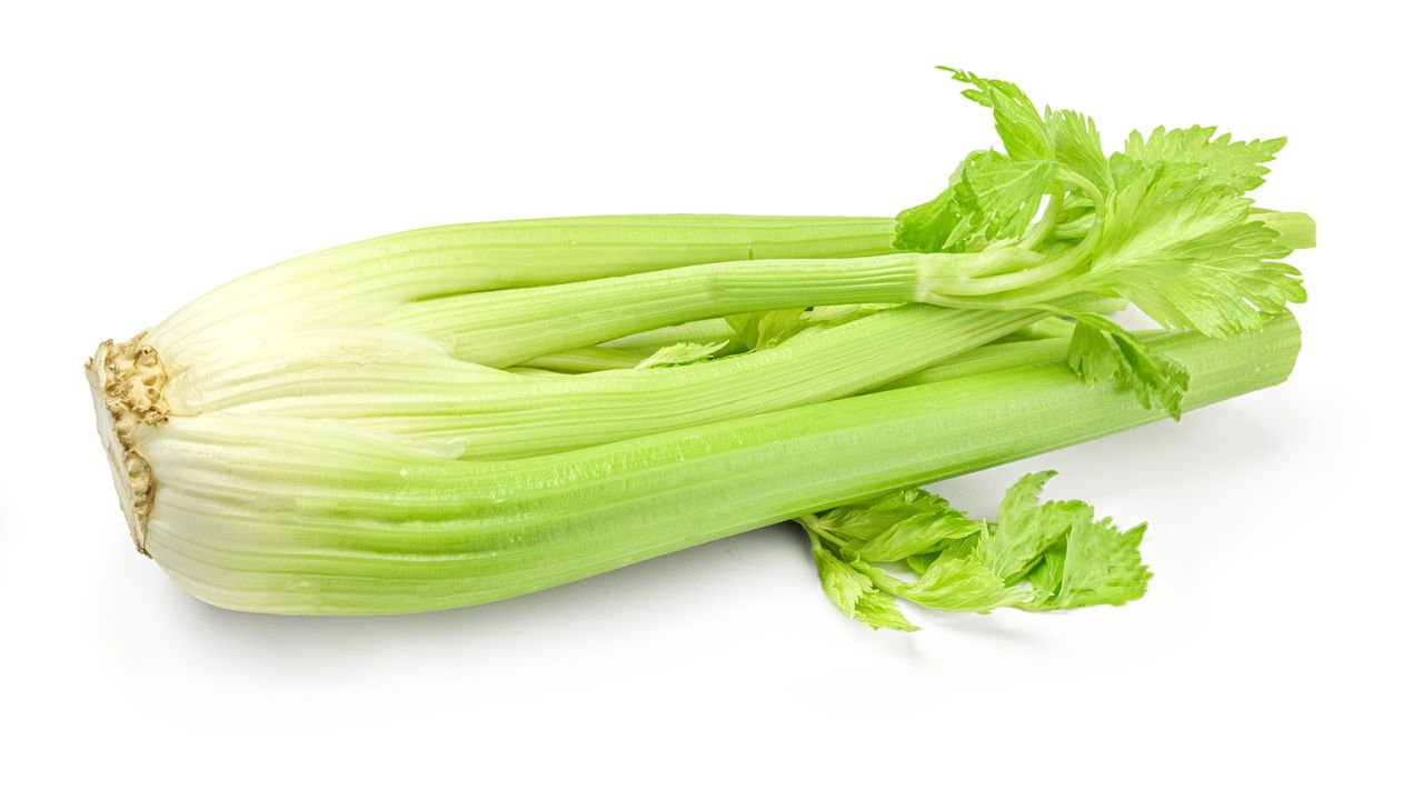 Salsão Cru vs. Cozido: Qual o Melhor para Desinchar?