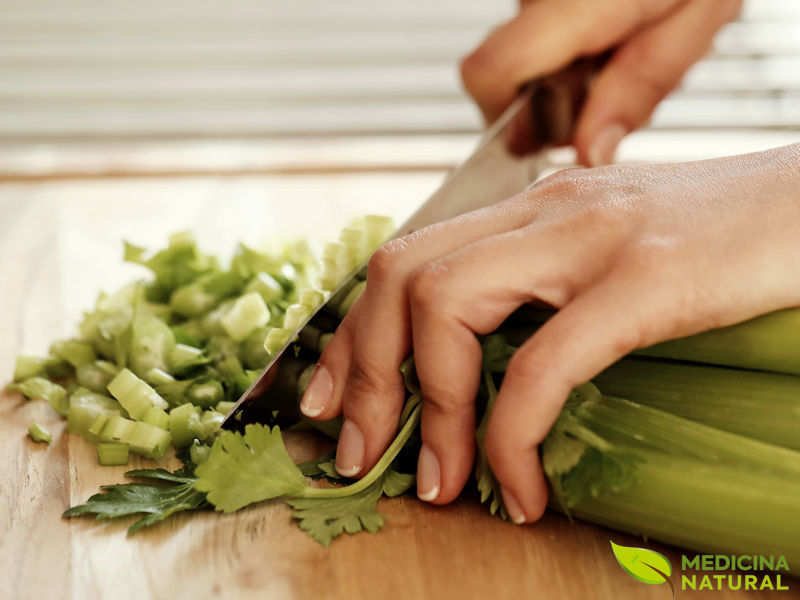 Como Fazer Chá de Salsão para Emagrecer