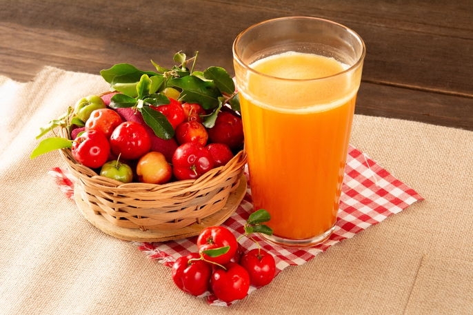 Receita de Suco de Acerola com Laranja para Turbinar a Imunidade