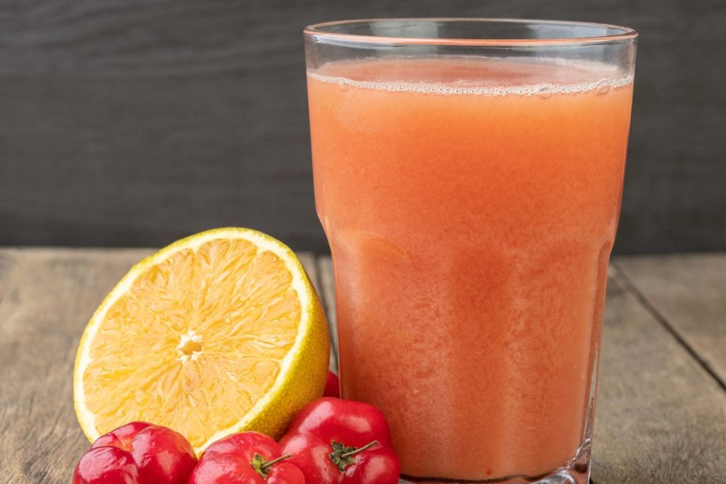 benefícios do suco de laranja com acerola