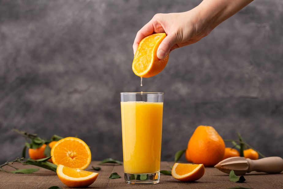 Suco de laranja para atletas: benefícios e cuidados