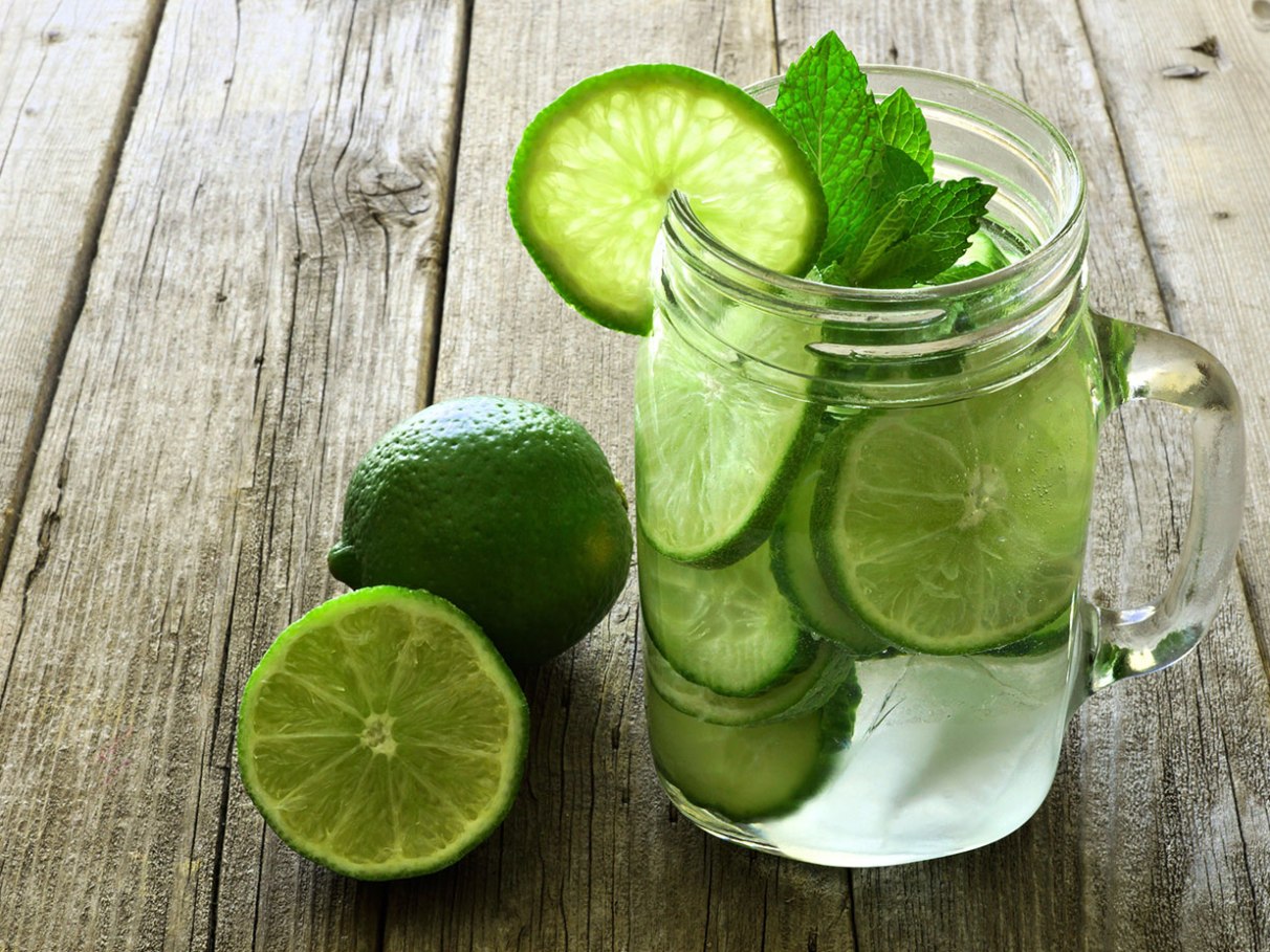 benefícios do suco de limão em jejum