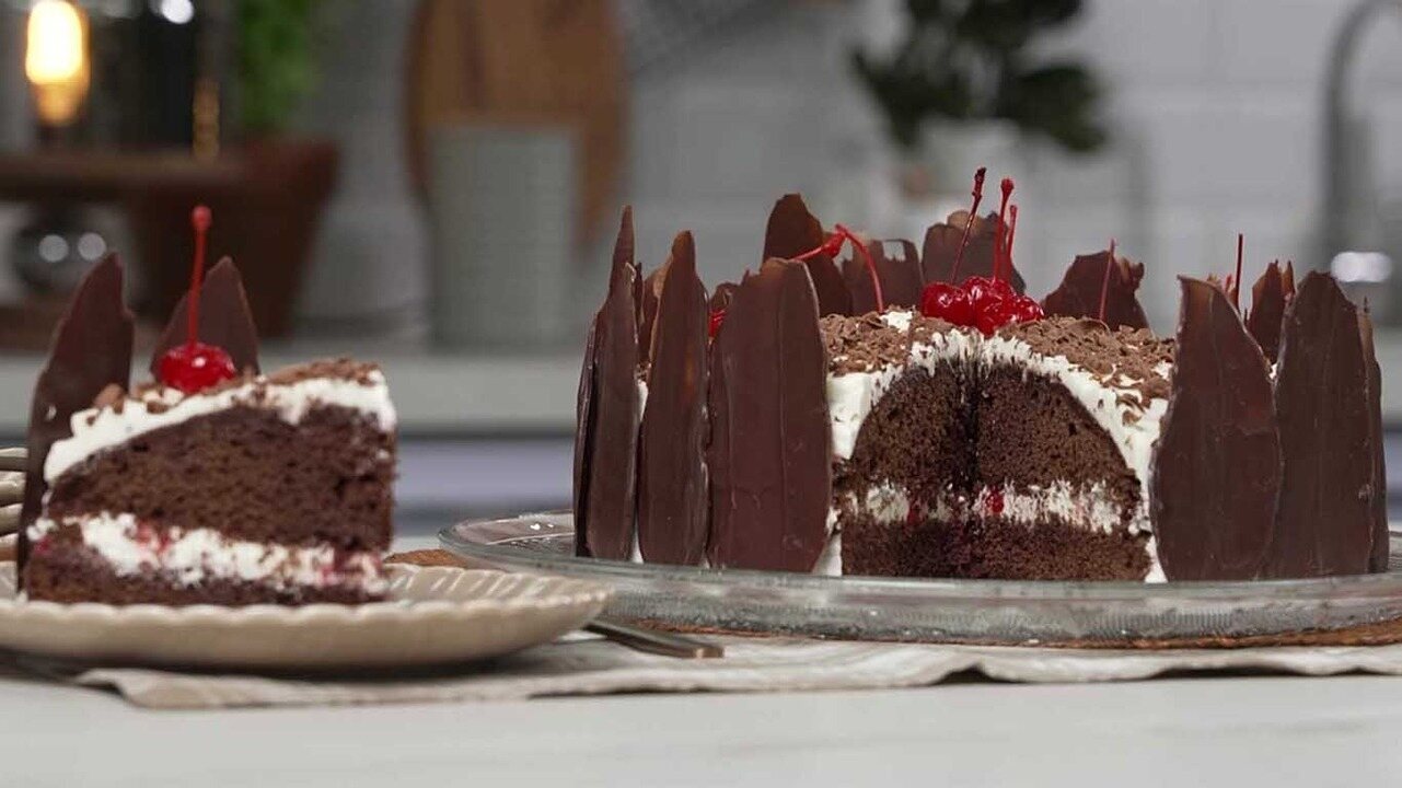 decoração bolo floresta negra tradicional versus moderna