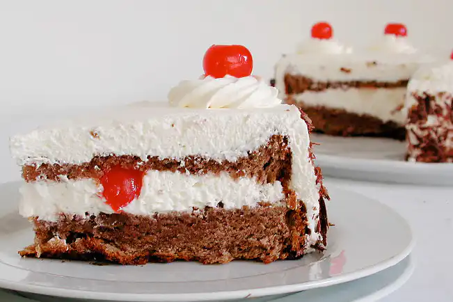 decoração bolo floresta negra tradicional versus moderna