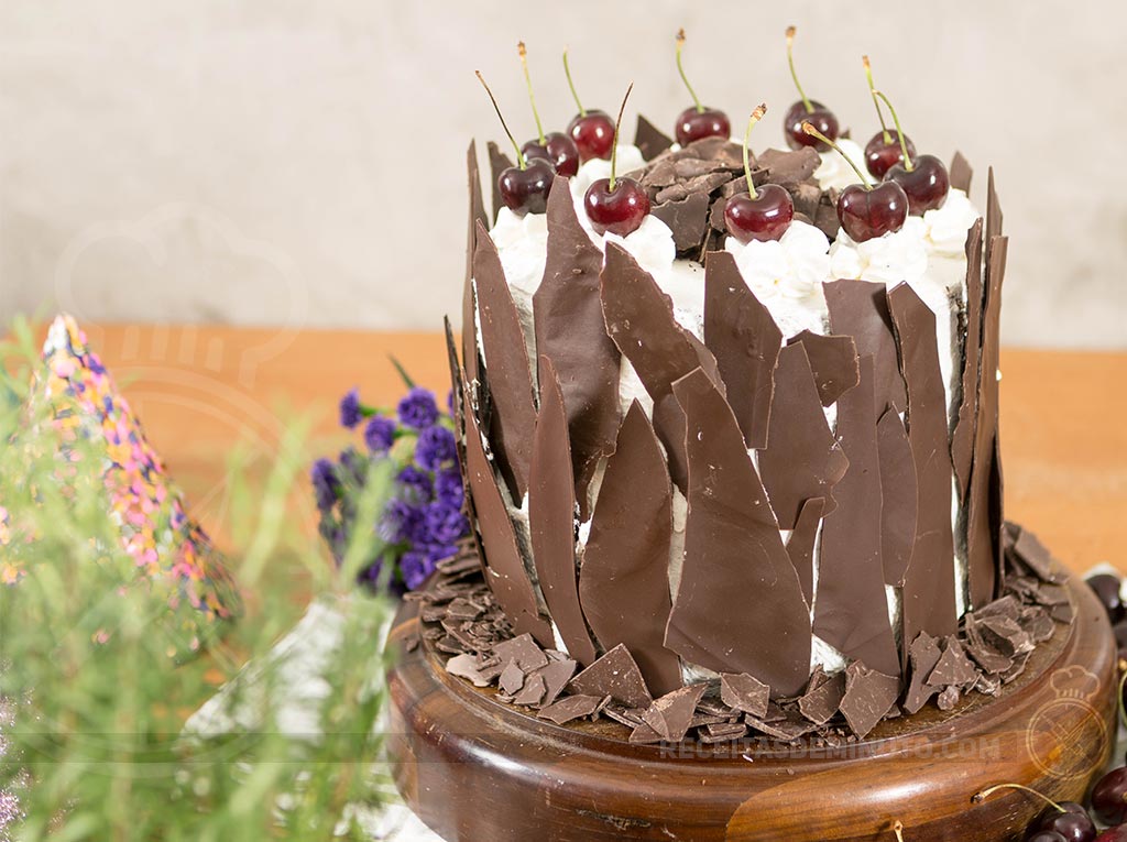 ideias criativas decoração bolo floresta negra