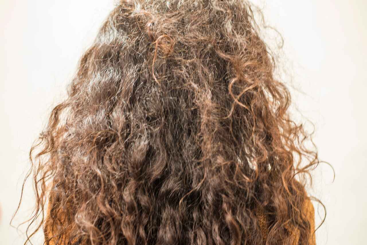 cabelo com frizz precisa de que