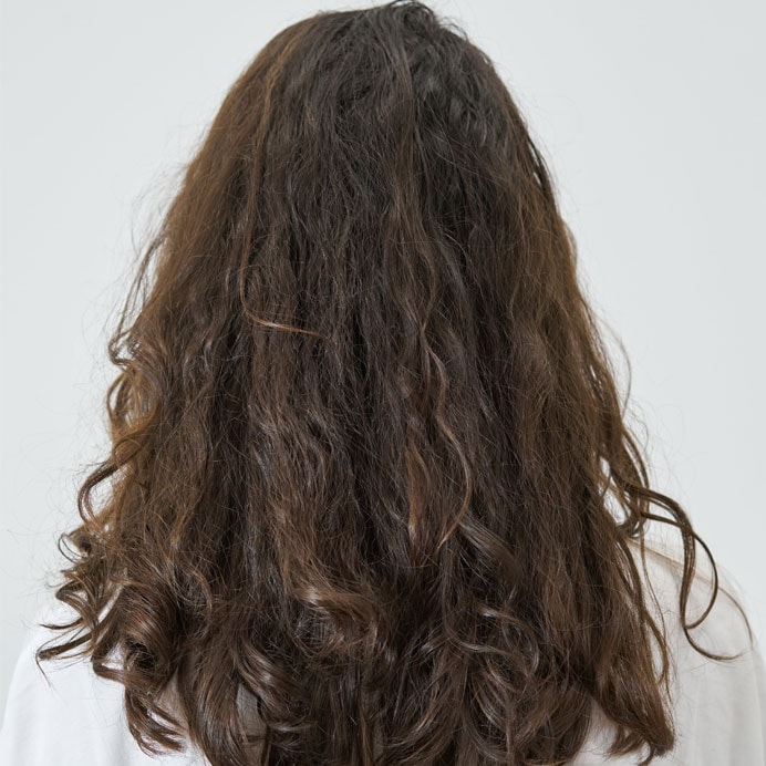 o que piora o frizz no cabelo