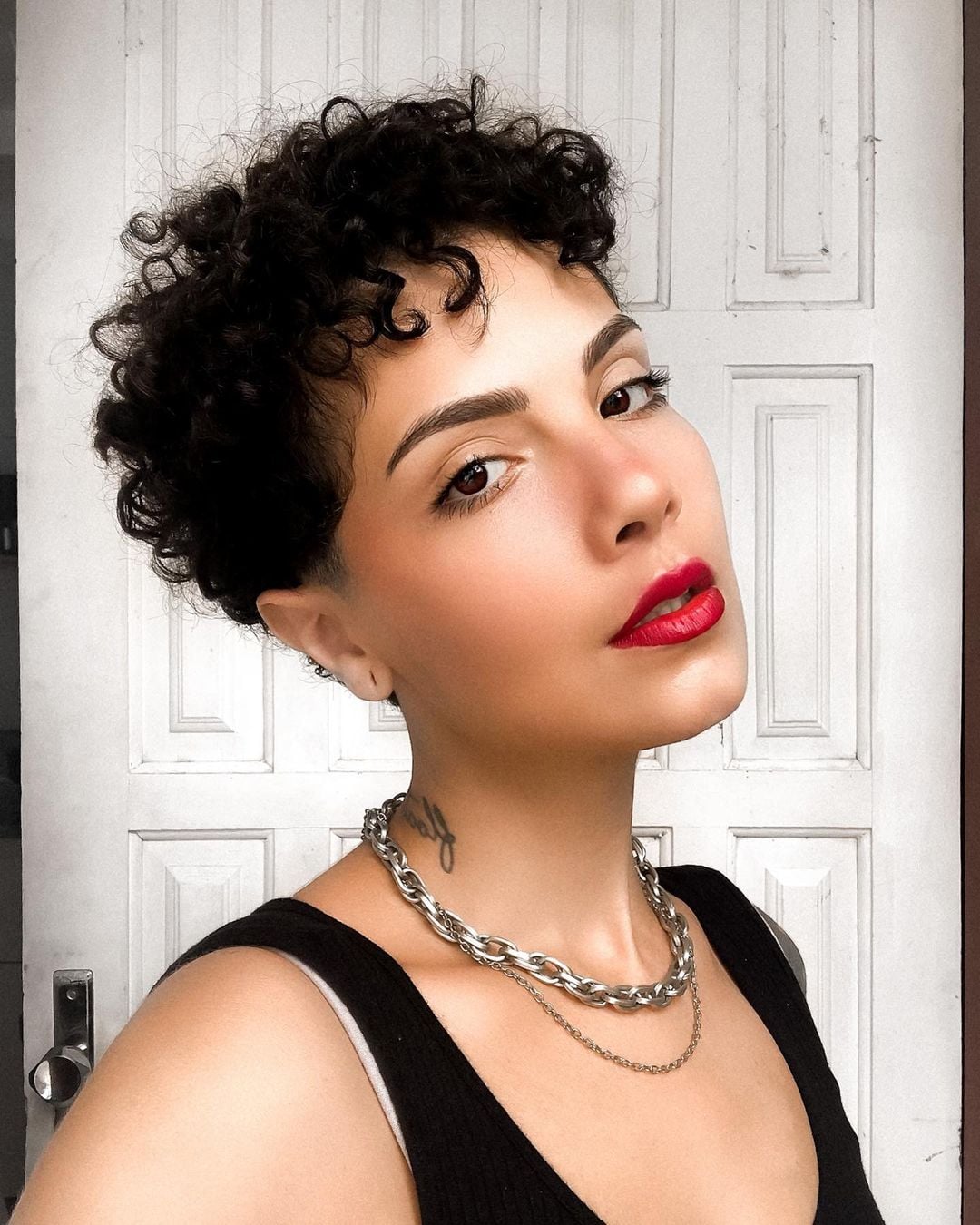 como evitar erros ao adotar cabelo curto anos 90