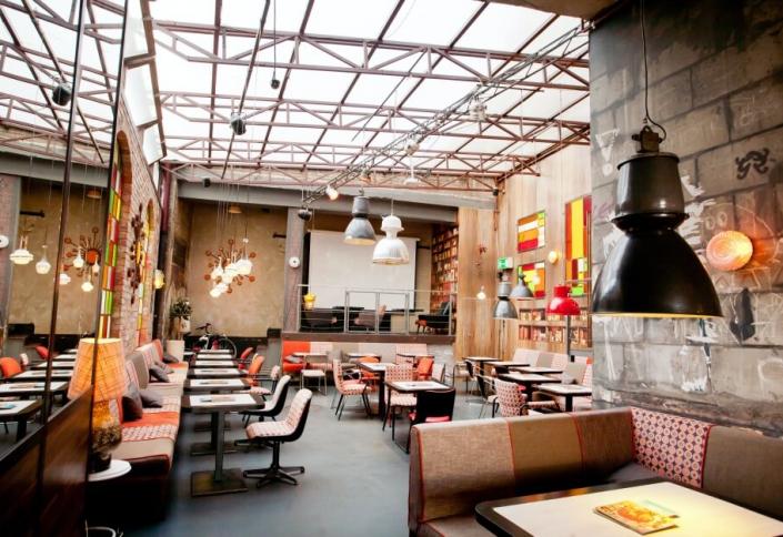 5 ideias de títulos:
1. Transforme seu espaço: Guia completo de decoração para cantinhos de café.
2. Tendências 2026: O verde e a luz natural dominam a decoração de cafés.
3. Estilos que inspiram: Do industrial ao biofílico