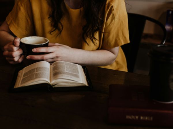 5 ideias de títulos:
1. Descubra o Encanto dos Cafés Literários: Mais que um Café