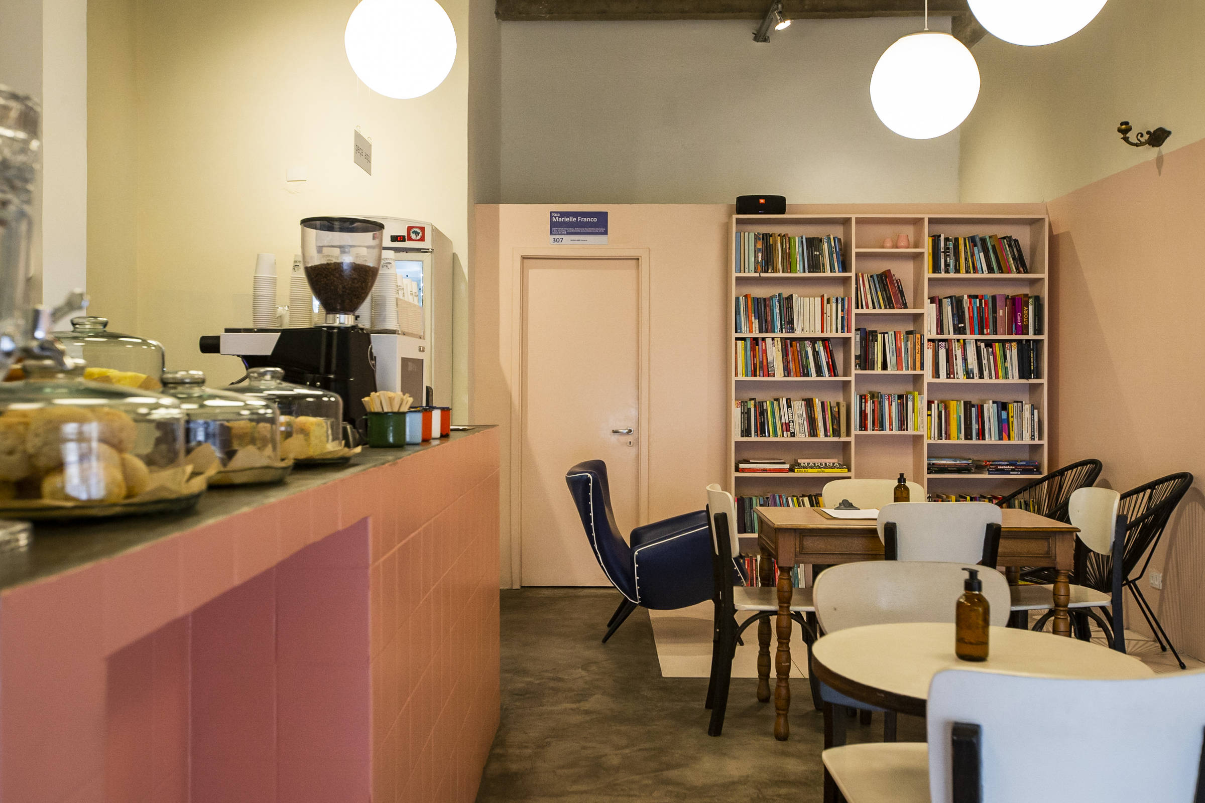 5 ideias de títulos:
1. Descubra o Encanto dos Cafés Literários: Mais que um Café