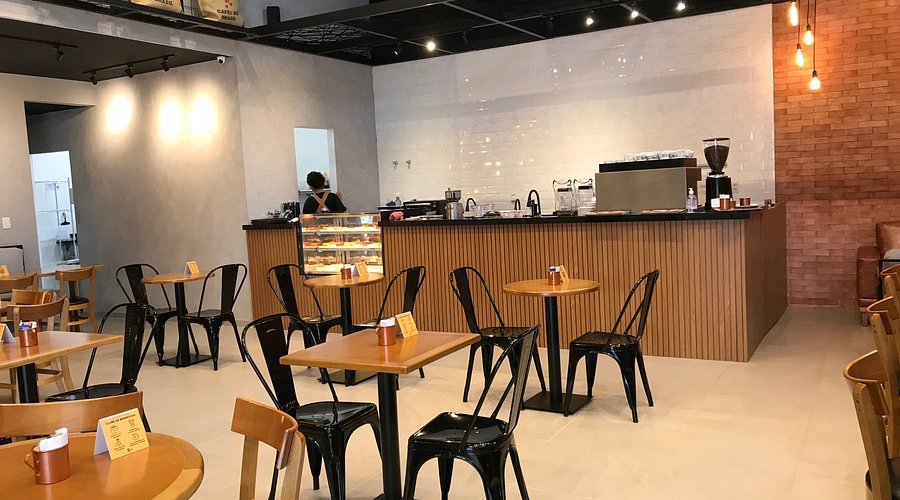 Espaços ideais para trabalhar com laptop em cafeterias