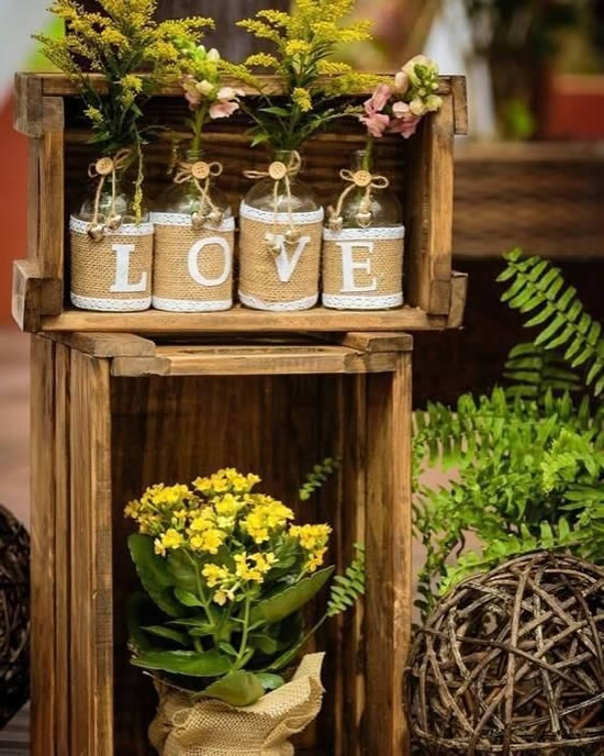 caixote de madeira para decoração de festa