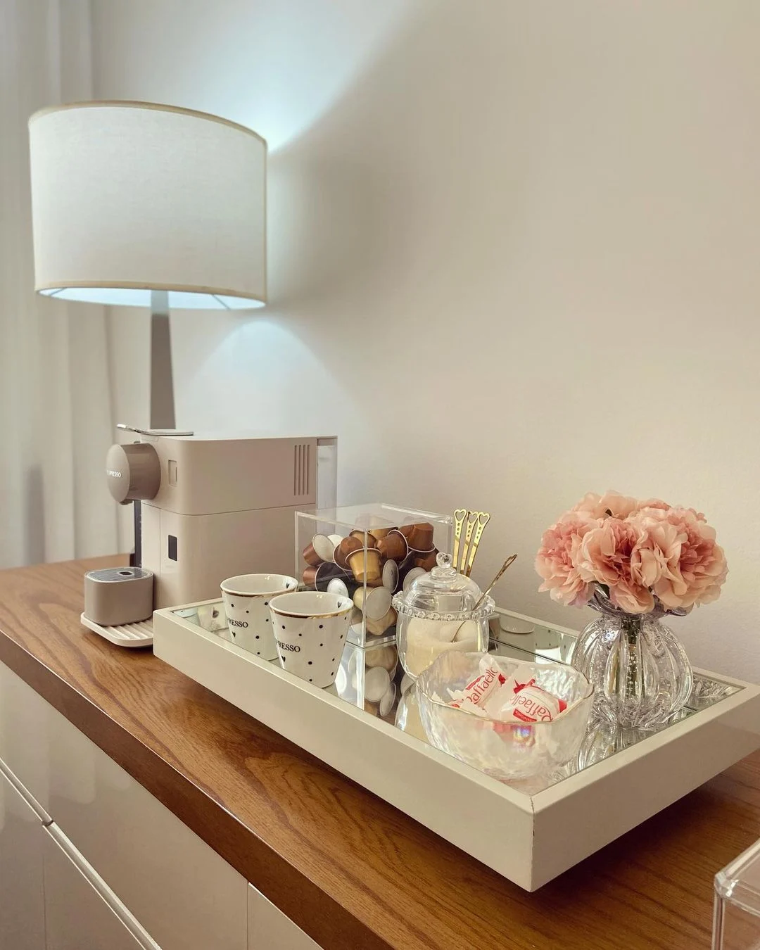 decoracao cantinho do cafe com aparador industrial