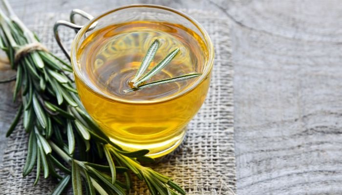 Chá de alecrim vs. Hortelã: qual o melhor para você?