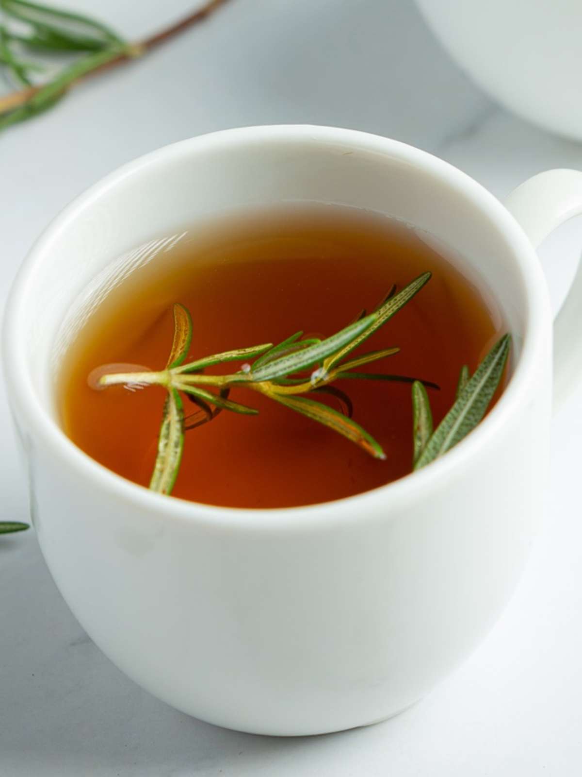 Chá de alecrim vs. Hortelã: qual o melhor para você?