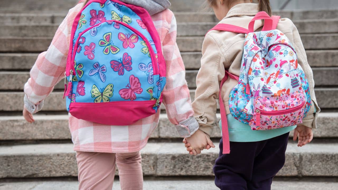 como arrumar a mochila do filho para a escola