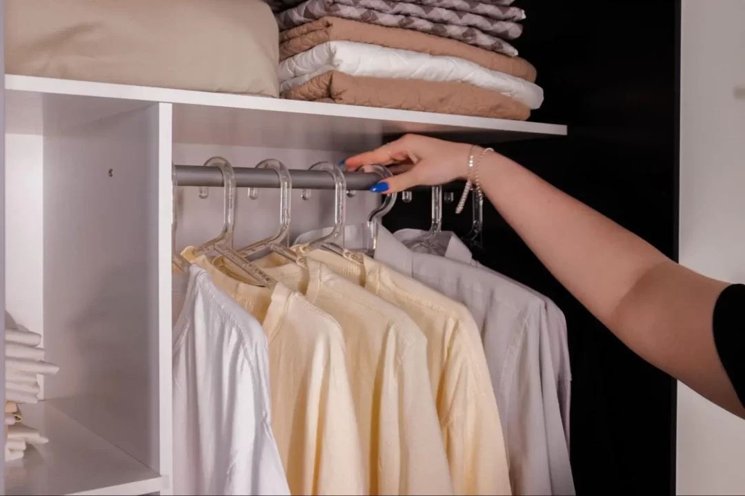 como arrumar o guarda-roupa de casal