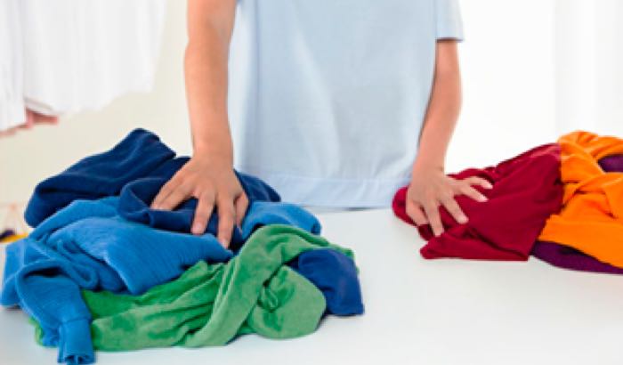 Como remover manchas de roupas coloridas
