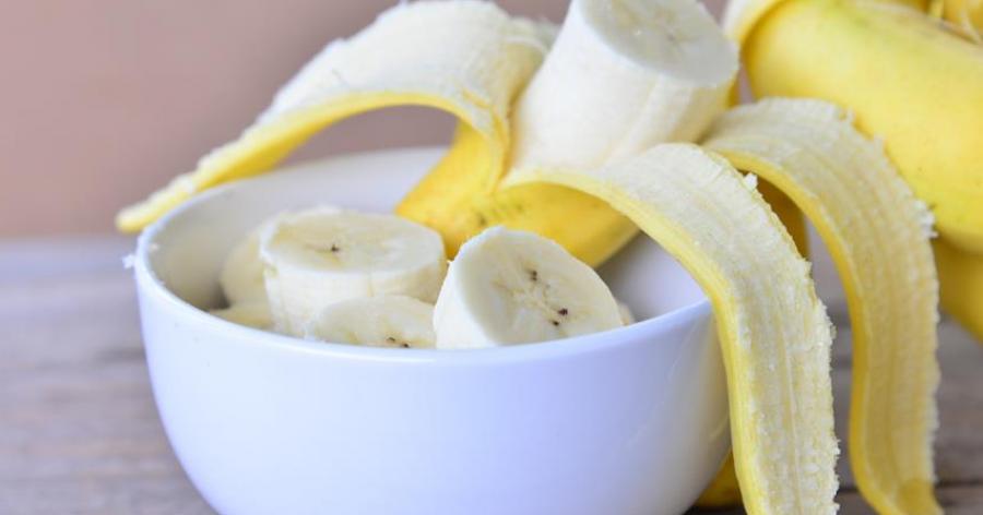 Por que a casca da banana escurece na geladeira