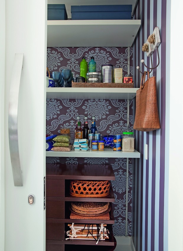 Como decorar prateleiras de despensa aberta