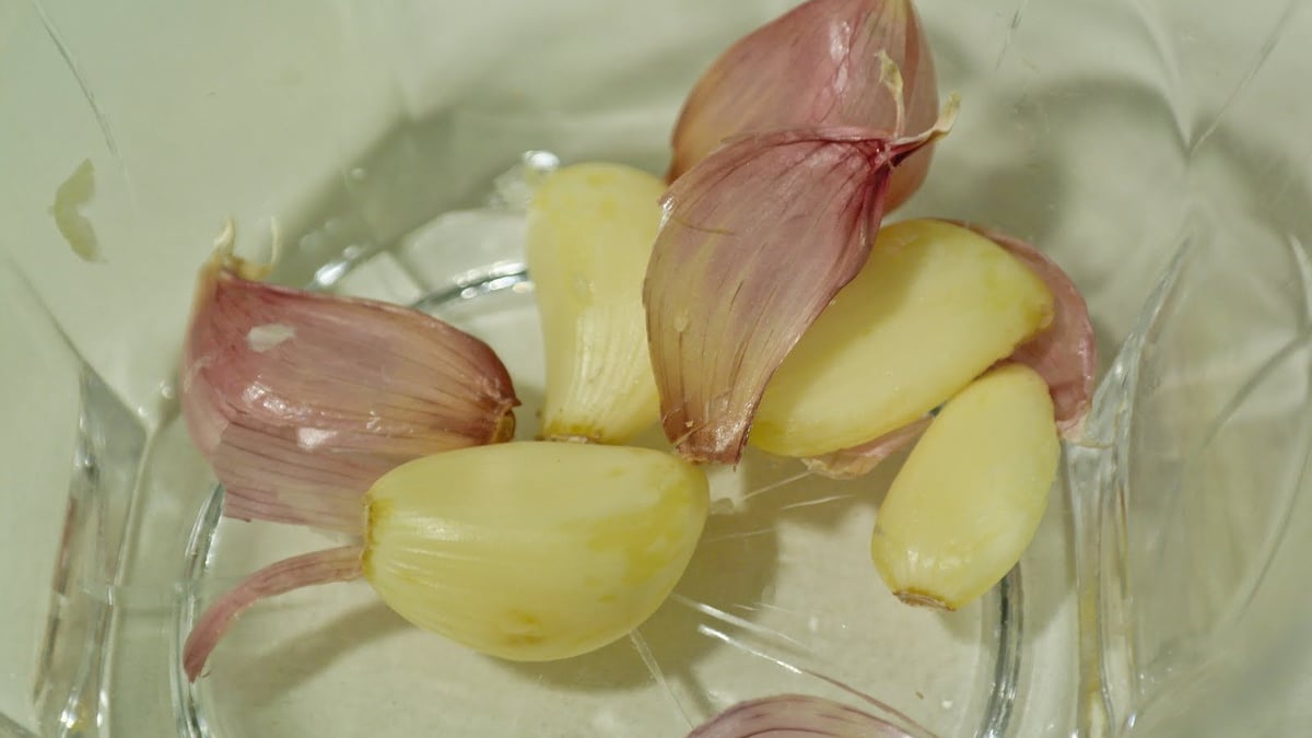 5 formas criativas de usar alho descascado no microondas