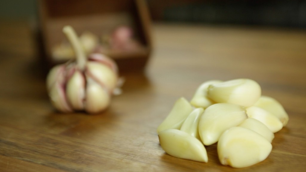 O que acontece com o alho após 30 segundos no microondas?