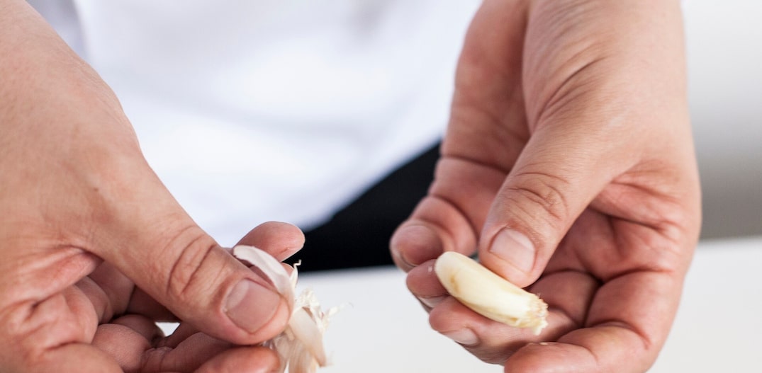 como descascar alho rápido no microondas