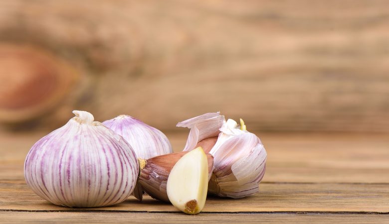 5 formas criativas de usar alho descascado no microondas