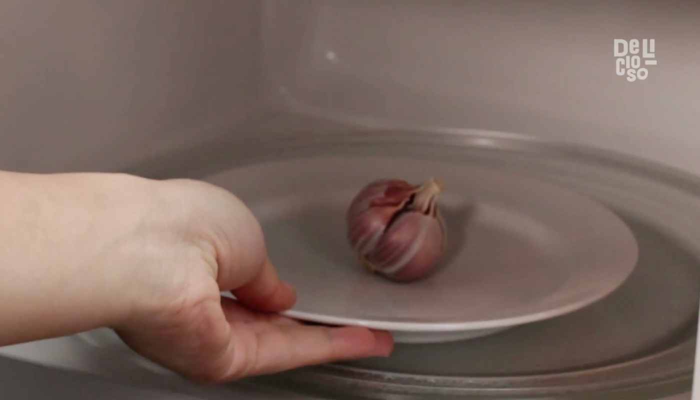 Comparativo: Descascar alho no microondas vs. método tradicional