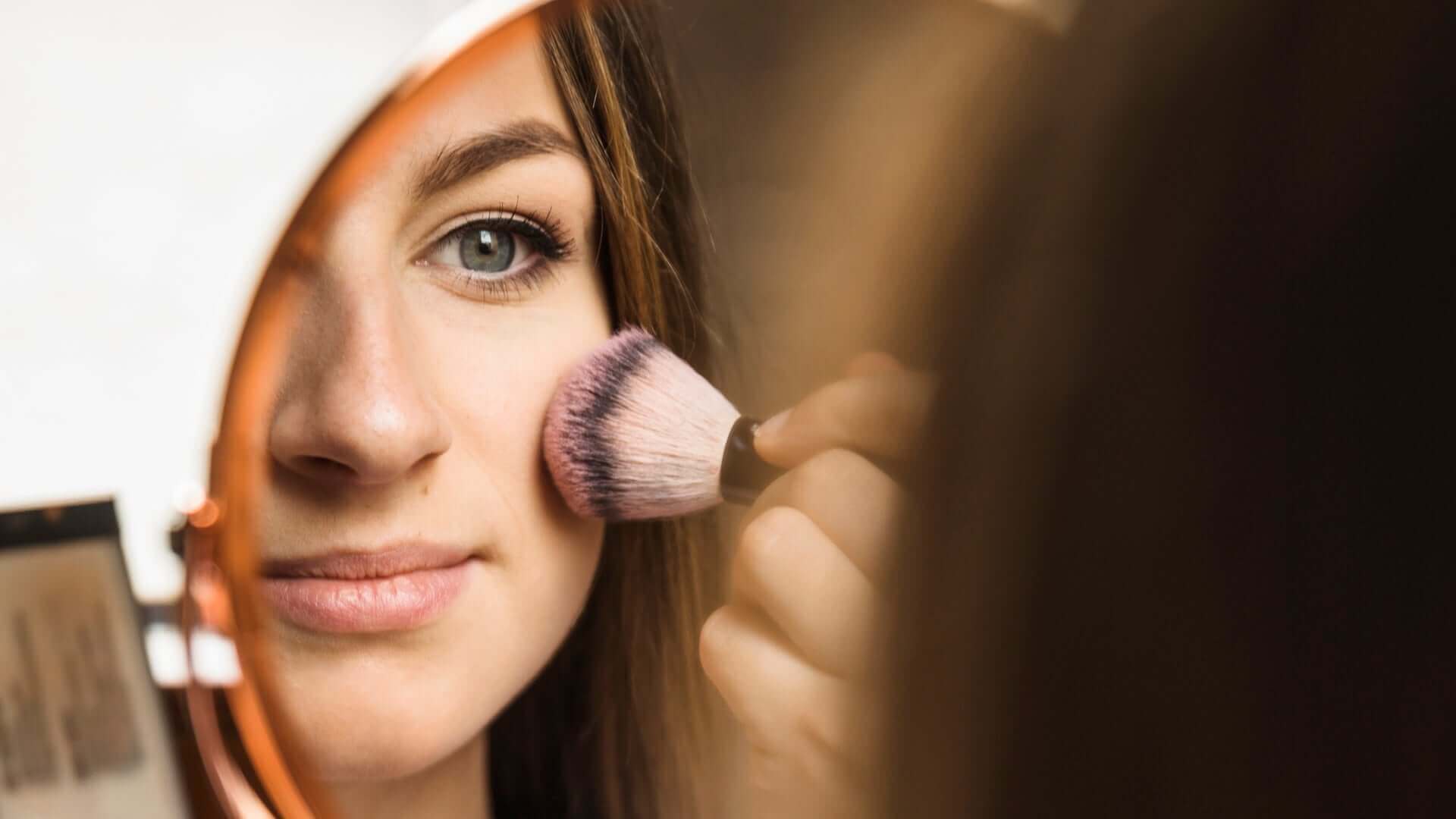 Como esconder espinhas inflamadas com maquiagem