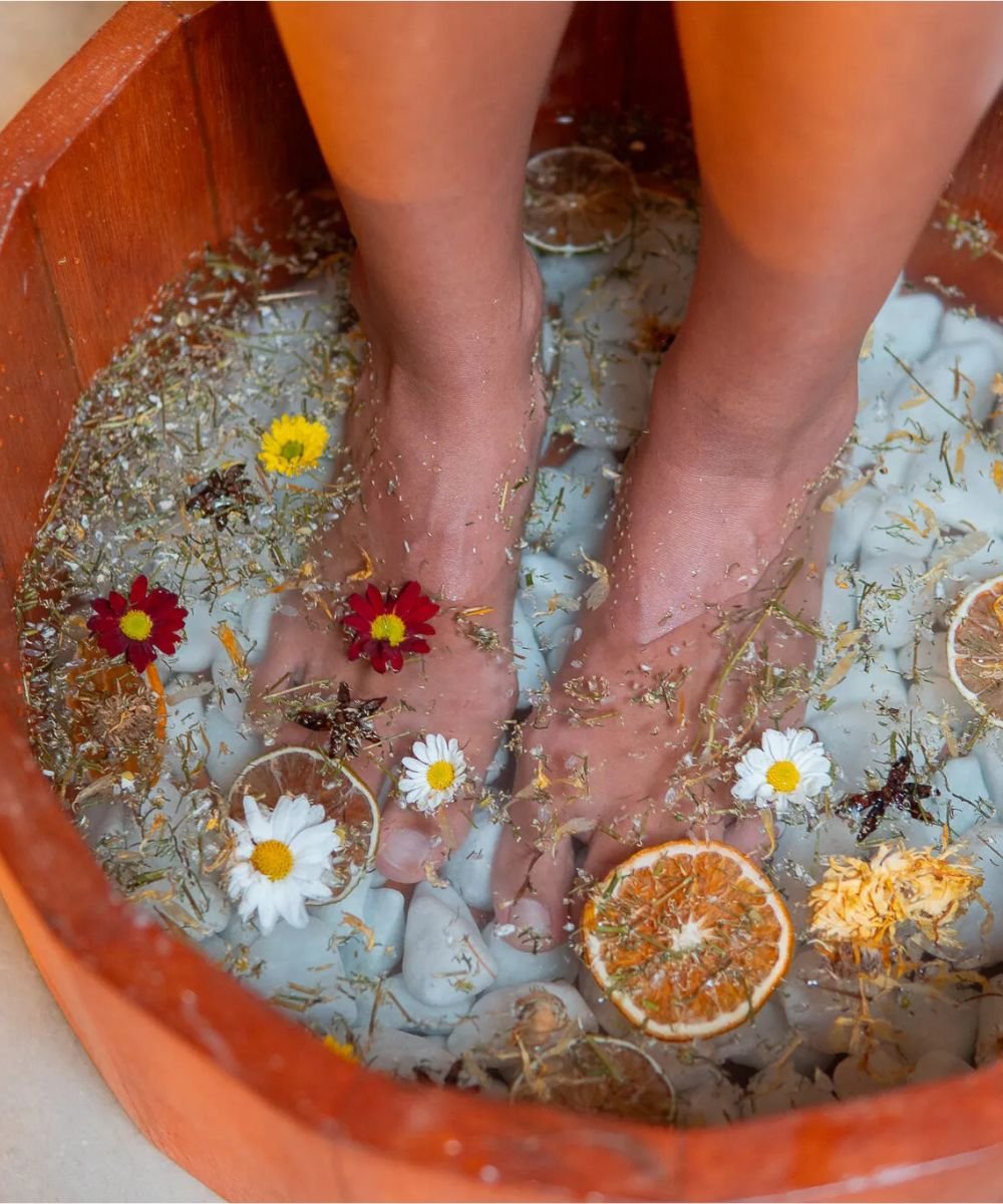 como fazer um escalda-pés com ervas relaxantes