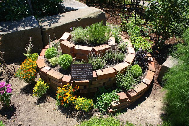 Materiais Reciclados para Construir Sua Espiral de Ervas Sustentável