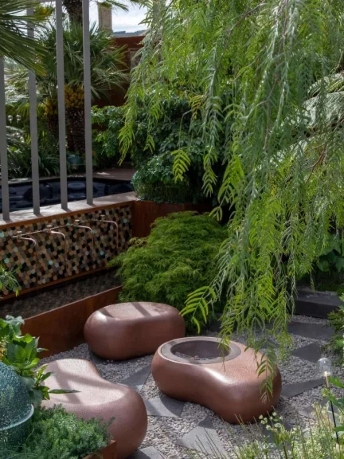 Como criar caminhos táteis em um jardim sensorial