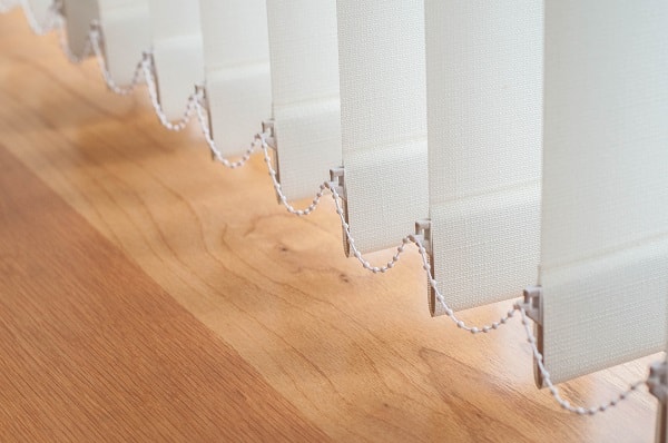 5 dicas para limpar persianas de tecido sem danificar