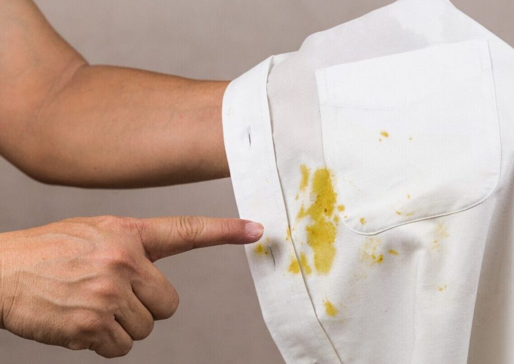 como tirar mancha de banana da roupa