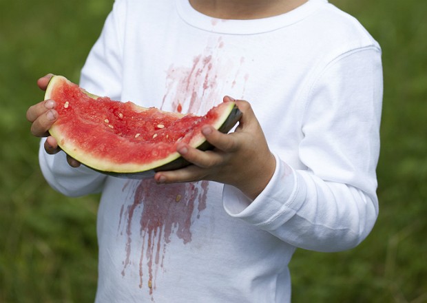 Como tirar manchas de frutas vermelhas da roupa