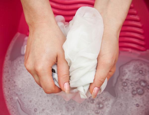 como tirar mancha de jabuticaba da roupa